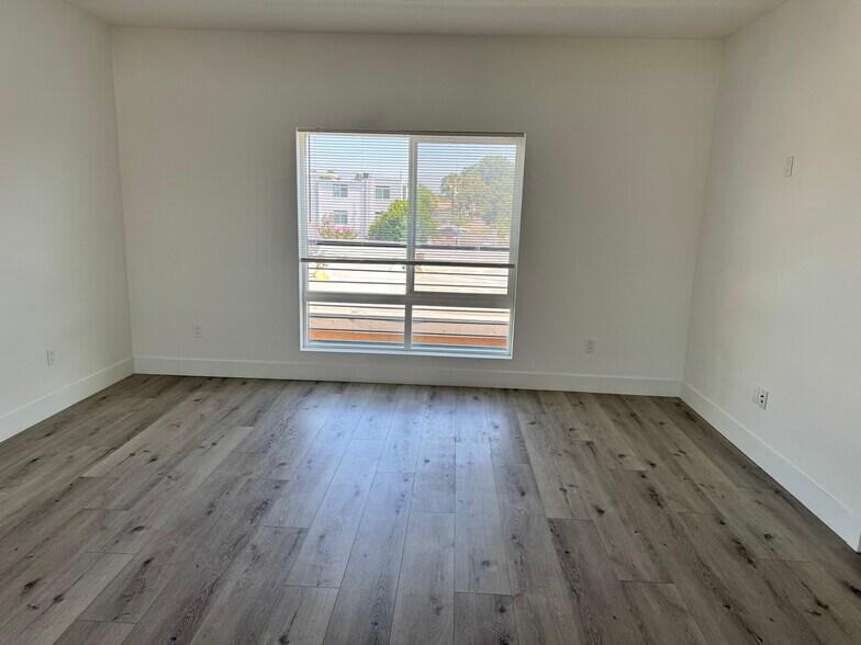 Large Bedrooms - 5652 Klump Ave