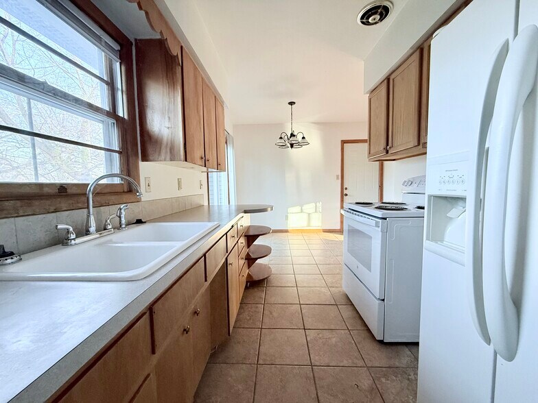 Kitchen - 402 Beverly Hills St