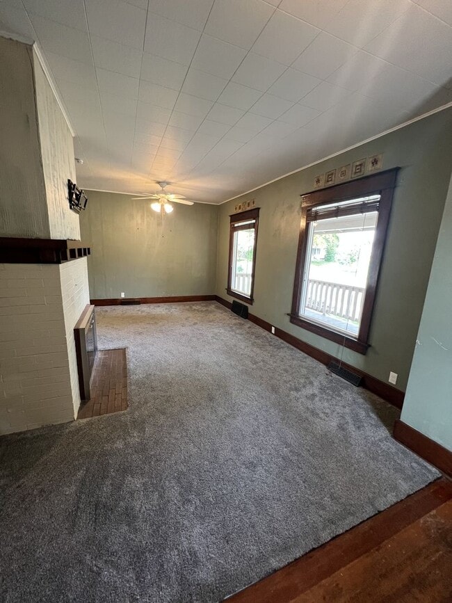 Building Photo - Spacious 4 Bedroom, 2 Bathroom Home