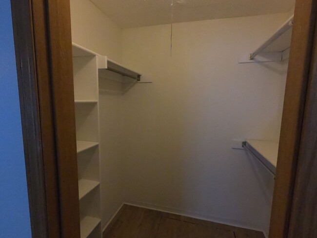 Building Photo - Ground floor condo, feels like home!