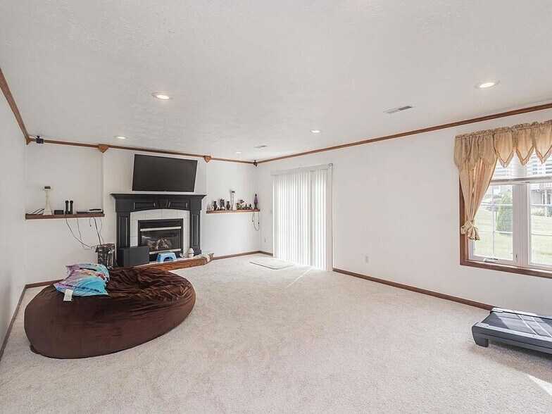 Building Photo - 809 S Outlook Dr