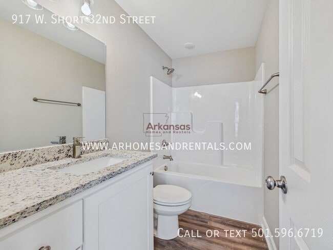 Building Photo - 917 W Short 32nd St