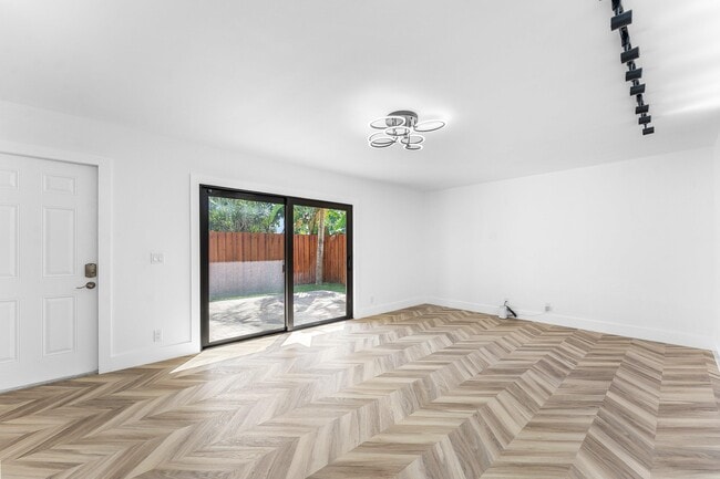 Building Photo - 3007 San Clara Dr