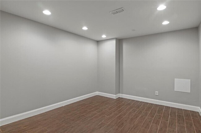 Building Photo - 2115 Julien Overlook