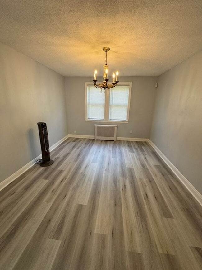 Building Photo - 3BED 2BATH $1600/MONTH!