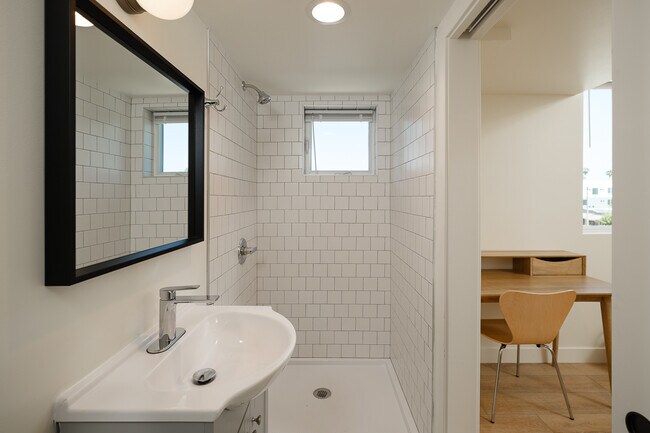Building Photo - 3045 W Boulevard2A-2A