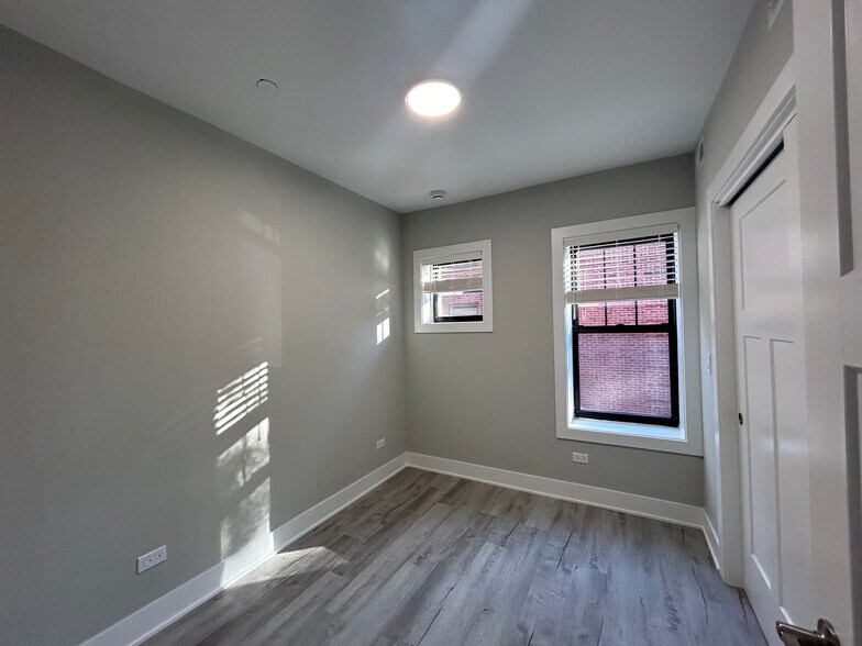 Building Photo - 1131 Oak Ave