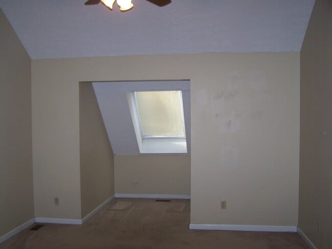 Building Photo - 2 Bath townhouse with hardwood floors and ...