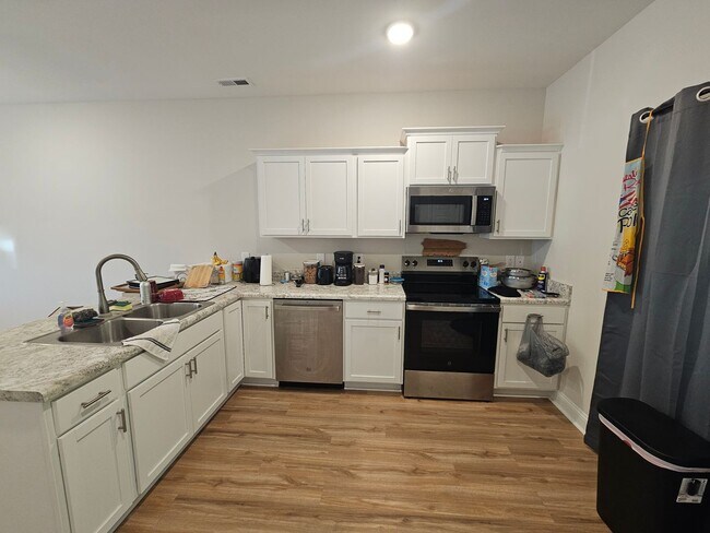 Building Photo - 130 Loren Rd