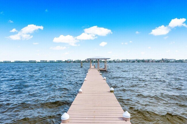 Building Photo - 1 18th Ave S