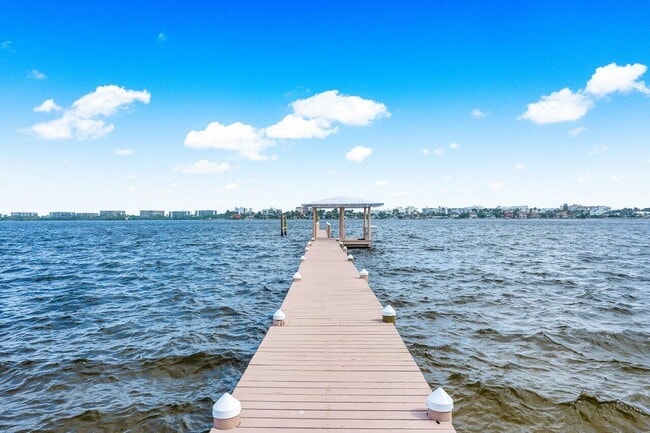 Building Photo - 1 1st Ave S