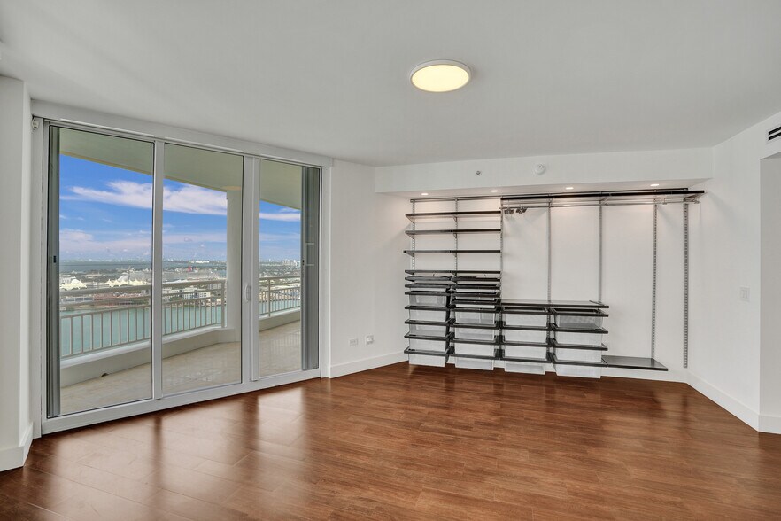 Building Photo - 848 Brickell Key Dr