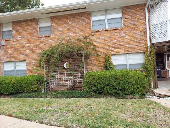 Building Photo - 2821 Eastgrove Ln