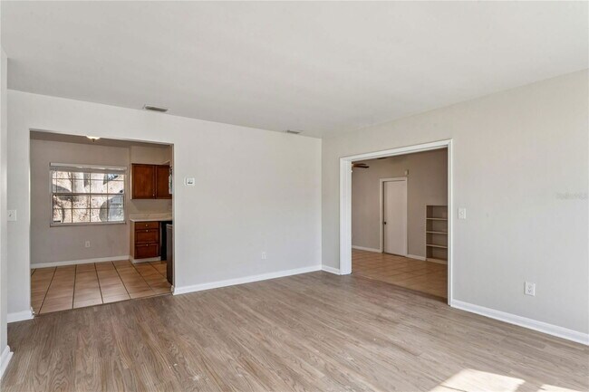 Building Photo - 1470 Overlea St