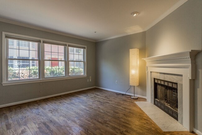 Building Photo - Beautiful 3 Bedroom 3/2 Bath Brick End Uni...