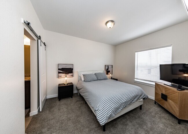 Building Photo - 2 Bedroom 2 Bath Luxury Apartment near Garden of the Gods and Ute Valley