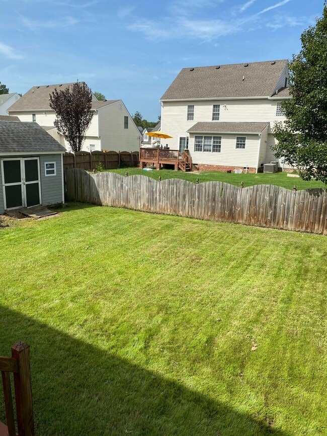 Building Photo - Stunning 4bdrm/2.5bth Home w/Loft Located ...