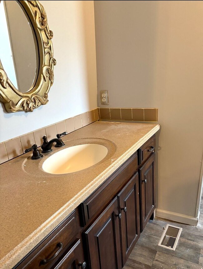 Building Photo - Lovely corner house