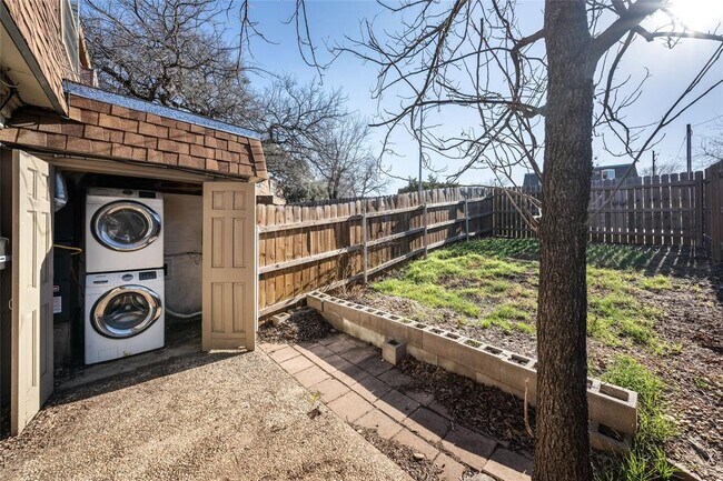 Building Photo - 2304 Barton Village Cir