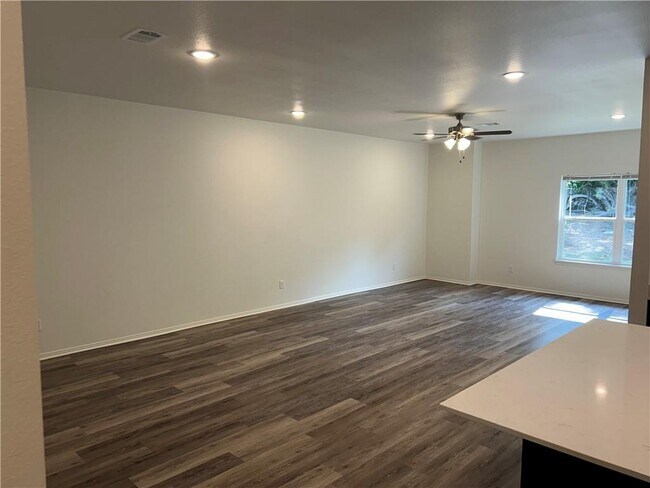 Building Photo - 915 S Benchmark Ln