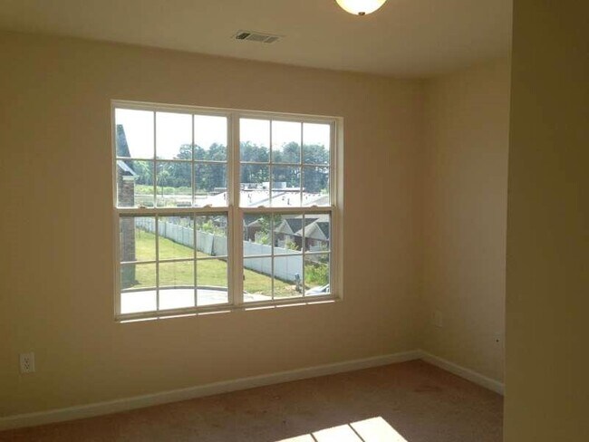 Building Photo - 331 Village Dr