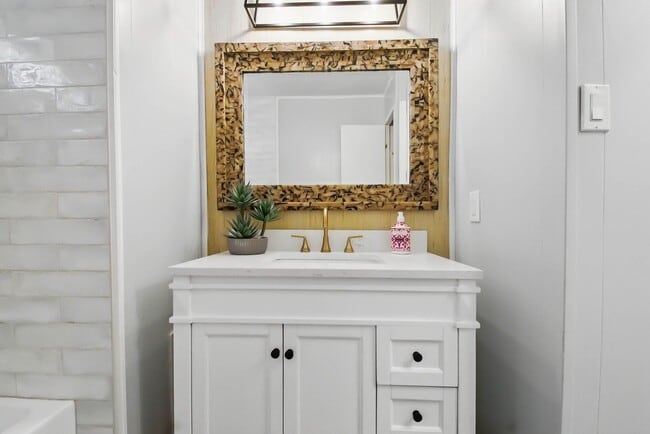 Building Photo - Highly Desirable Double Wide 55+ Home in R...
