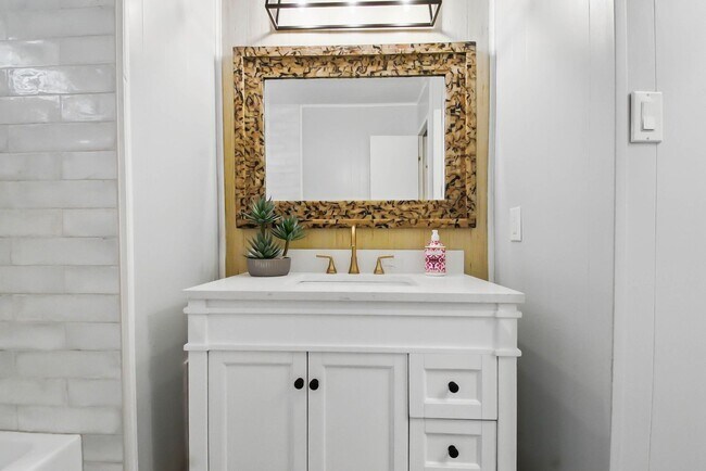 Building Photo - Highly Desirable Double Wide 55+ Home in Rancho Escondido!