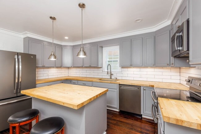 Building Photo - 2 Bedroom, 2 Bath in Homewood