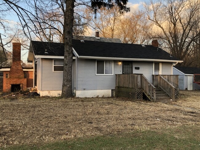 Building Photo - HUGE HOME WITH A TON OF SPACE!