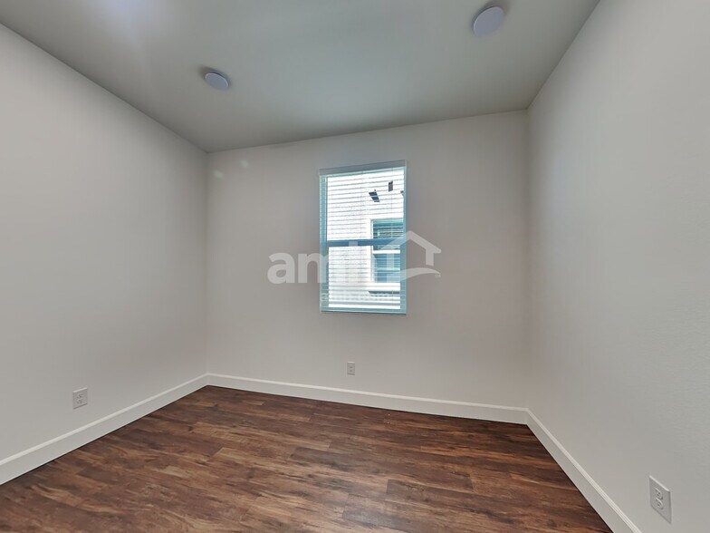 Building Photo - 2726 Fierce Star Ave