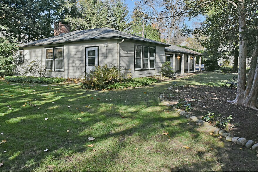 Cottage - 82 Winsor Pl