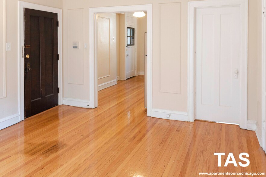 Building Photo - 1948 W Wilson Ave