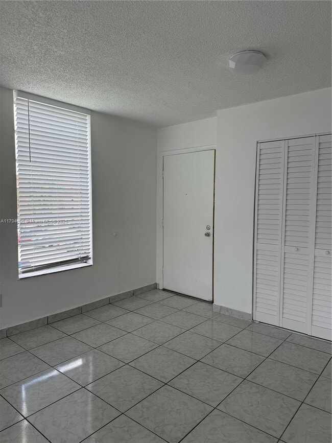 Building Photo - 8897 Fontainebleau Blvd