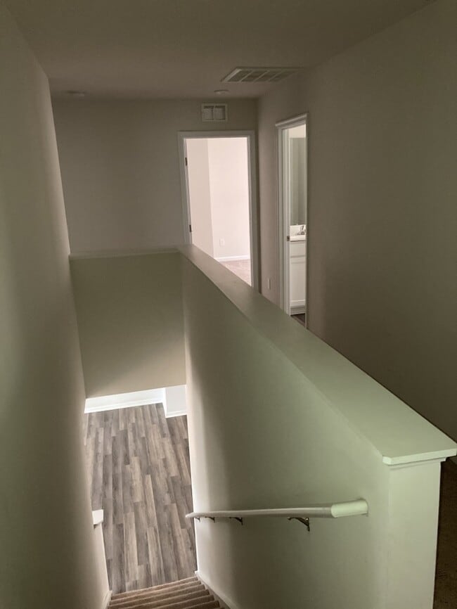 Building Photo - 5 Bedroom 2.5 Bathroom House