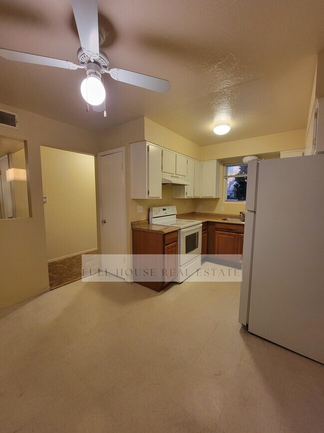 Building Photo - 1825 Mary Ellen St NE