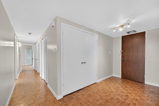 Building Photo - 5001 Woodway Dr