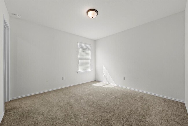 Building Photo - 544 Ayinger Ln
