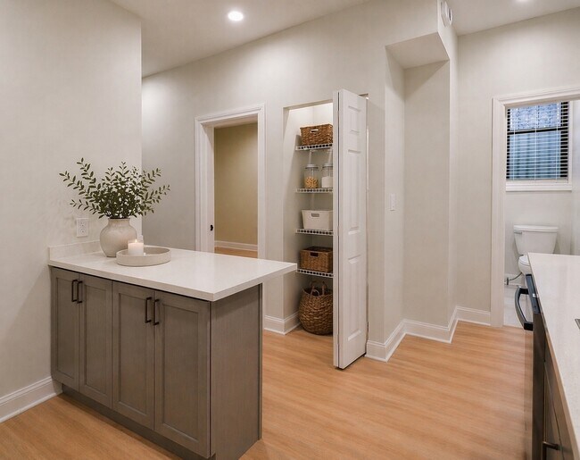 Building Photo - 1014 W George St