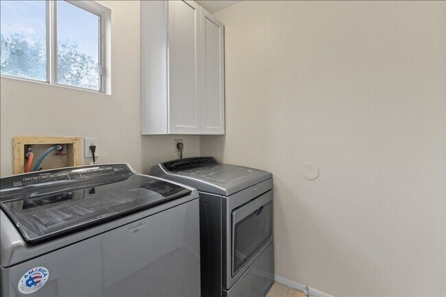 Building Photo - Spectacular Updates, 3 Bedroom 2 Bath