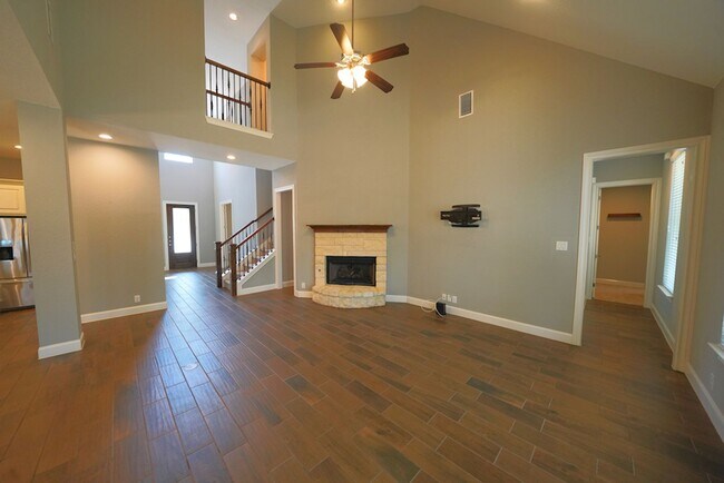 Building Photo - Executive Style Rental Now Available in Bo...