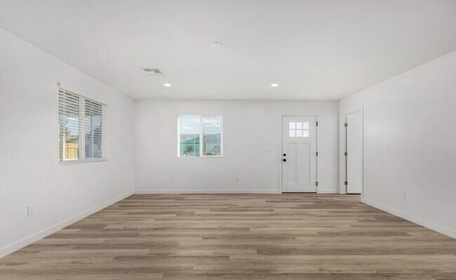 Building Photo - 2210 E Alta Vista Rd