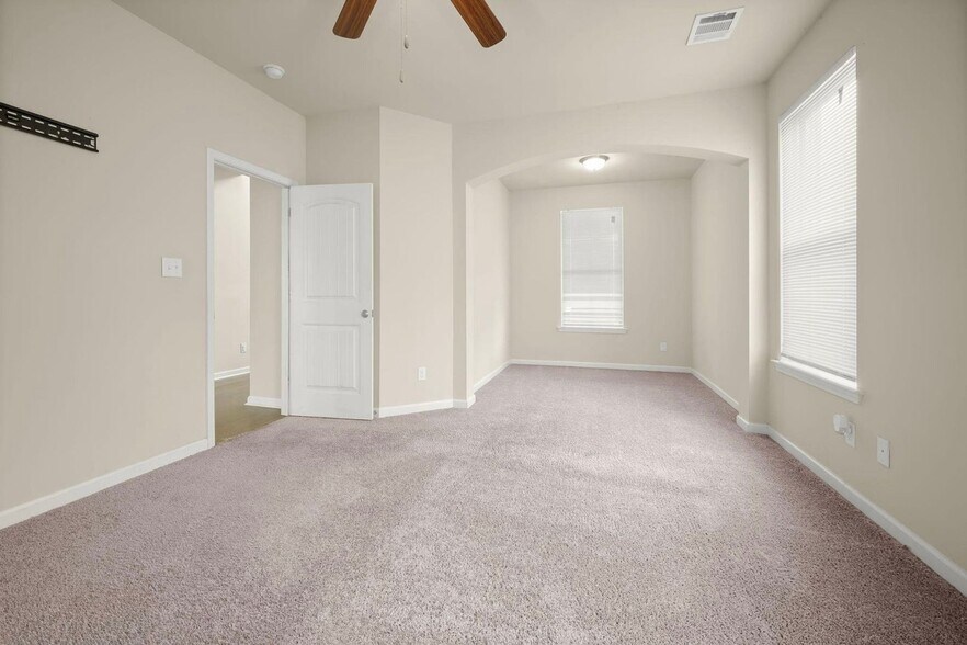 Building Photo - 39405 Legacy Lake Dr