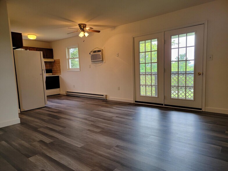 Building Photo - 137 E Walnut St