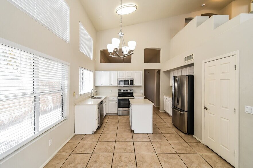 Building Photo - 5123 E Dragoon Ave