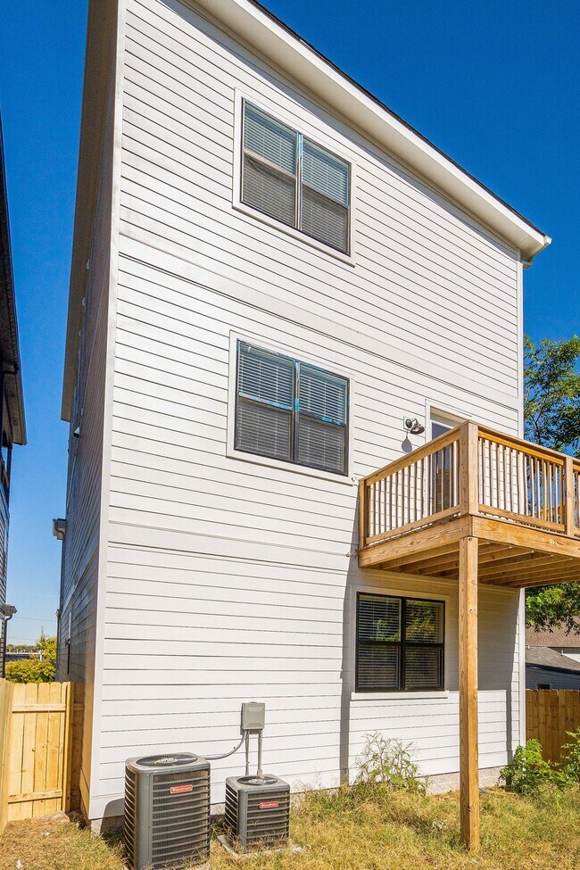 Building Photo - Stunning 4-Bedroom Nashville Home with Granite Countertops, Hardwood Floors, and Fireplace!