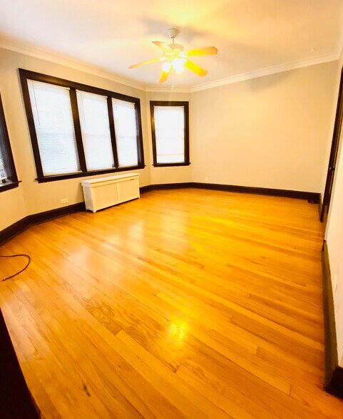 Building Photo - 2520 N Sawyer Ave