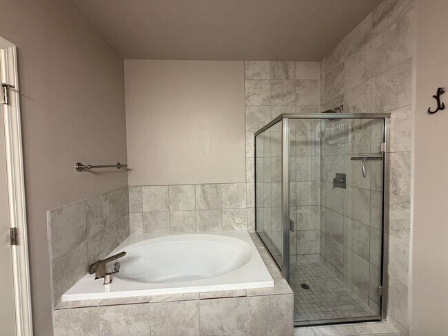 Building Photo - 7420 Tangerine Ct NE