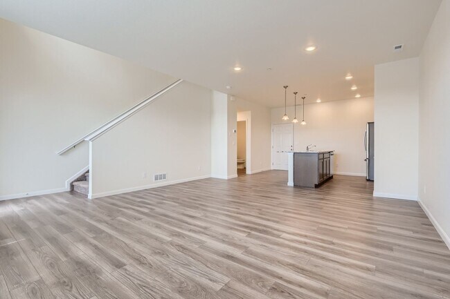 Building Photo - Welcome to this 3 bed, 2 and half bath town-home in Briargate area