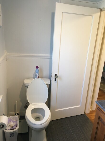 Full Bath - 1304 Dunklin St