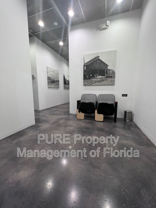 Building Photo - 302 SE Broadway St